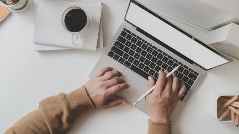 10 Cara Menggunakan Laptop Untuk Pemula Dengan Mudah